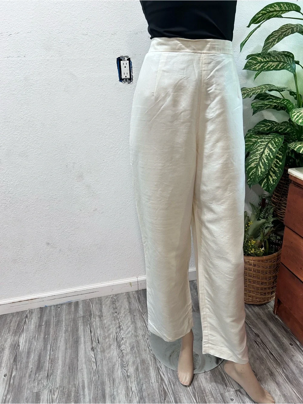 Neiman Marcus High-Rise Wide Leg Pants in Off-White
